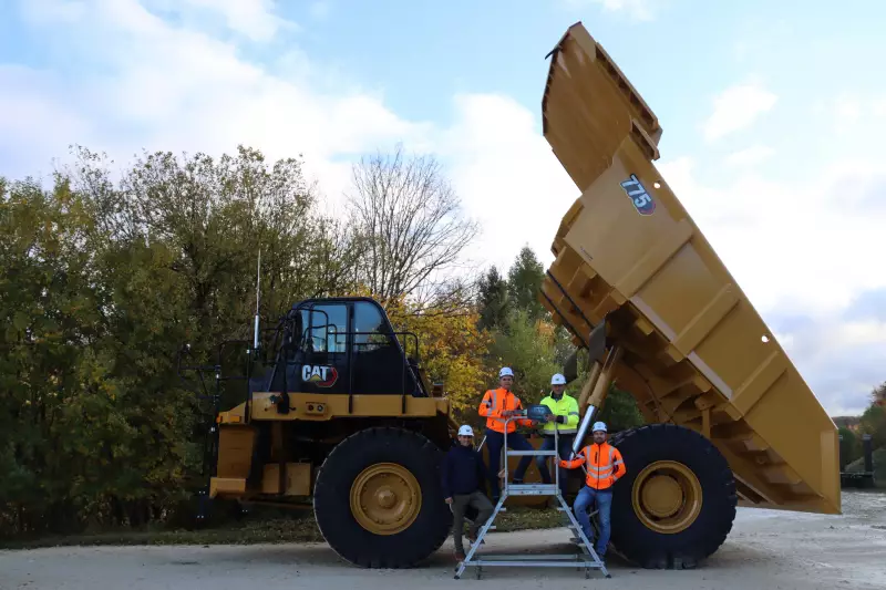 Schlüsselübergabe mit Manfred Pirker (Zweiter von links), Werkleiter der Werksgruppe Süd von SCHWENK Zement, Hanno Hoffmann (rechts), SCHWENK Produktionsleiter in Mergels-tetten, Reiner Schmid (Zweiter von rechts), Zeppelin Gebietsverkaufsleiter, und Torsten Roll-nik (links), Zeppelin Serviceberater.