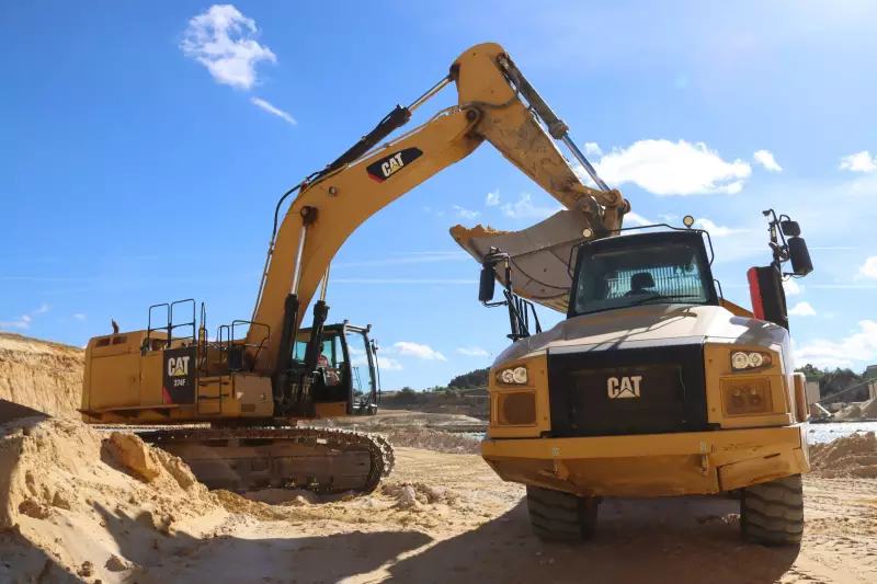 Ein Cat Kettenbagger 374 FL ist im Trockenabbau beschäftigt, den stark verfestigten Sandstein zu lösen und zu verladen.