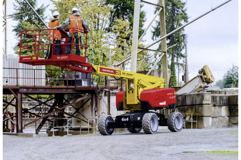 Ein eigener Bereich des bauma-Messestands von Zeppelin Rental widmet sich Elektro- und Hybrid-Geräten, darunter die neue Hybrid Gelenk-Teleskopbühne ZGT20.11HY von Hersteller Genie. Geschultes Elektrofachpersonal kümmert sich um Montage und Wartung der Elektro-Baustelleneinrichtung.