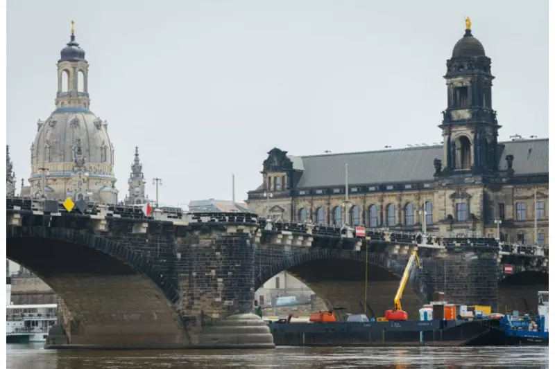 Auch die Beleuchtung und Beschilderung für die Schifffahrt wurden wiederhergestellt. Die Augustusbrücke verbindet die Dresdner Altstadt mit der Neustadt. 