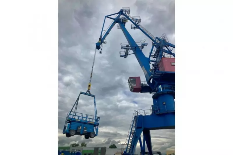 Höhenflug: Die Fördertechnik von Zeppelin Rental wurde im Dresdner Hafen mit einem Kran auf einen Ponton verladen. 