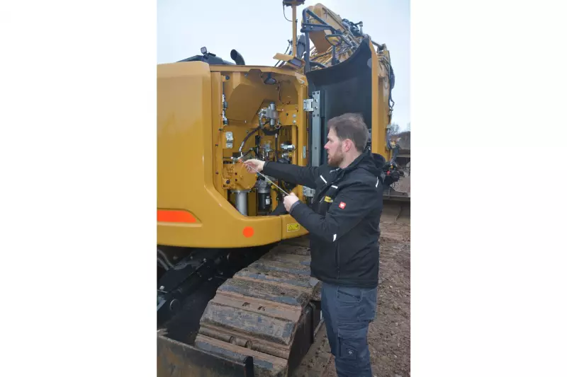 Mühelos lässt sich der Ölfüllstand vom Boden aus kontrollieren, wie Zeppelin Serviceberater Matthias Hilger demonstriert.
