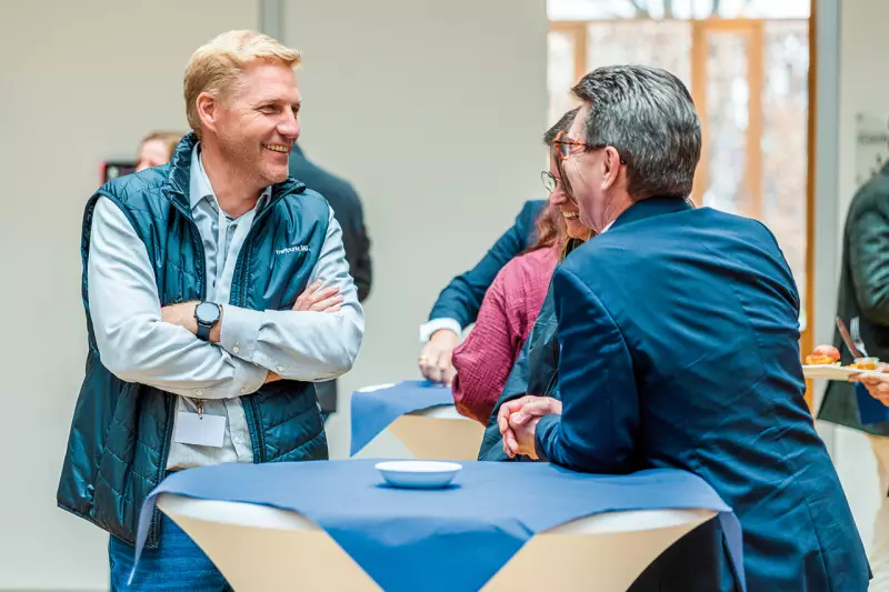 CFO Christian Dummler (rechts) am Rande des Medientags im Gespräch mit Bernd Mair, Geschäftsführer von Treffpunkt.Bau. Dummler verantwortet die Finanzen der Zeppelin Gruppe und präsentierte beim Medientag die Bilanzkennzahlen 2025. Quelle: Zeppelin