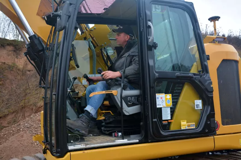 Gute Noten gab es für den neuen Kurzheckbagger auch von Michael Gasteier, Geschäftsführer der Trapo GmbH. Wie viele andere Kunden folgte er der Einladung der Zeppelin Niederlassung Koblenz, die Maschine unter realen Bedingungen zu testen.