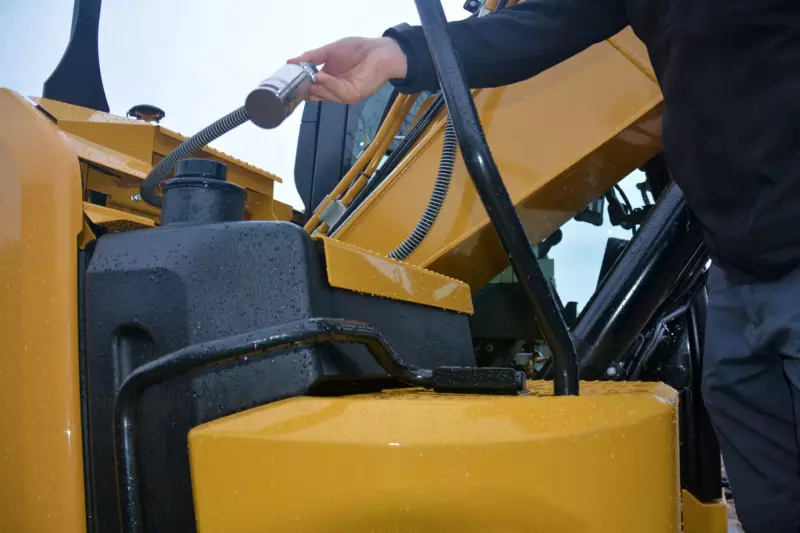 Mit der Betankungspumpe lässt sich der neue Kurzheckbagger einfach auftanken.
