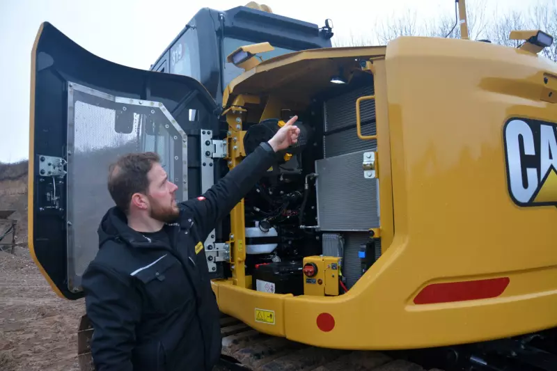 Spot an – die Arbeitsleuchten sorgen für beste Lichtverhältnisse in den Wartungsklappen. Serviceberater Matthias Hilger betont, dass sich diese, gesteuert durch eine Zeitschaltuhr, automatisch abschalten.