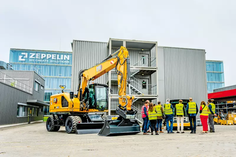 Stimmungsbild vom Werkshof in Garching: Vor der Konzernzentrale präsentierte Zeppelin den Medienvertretern unter anderem den Cat-Mobilbagger M318 sowie ein vollelektrisches Servicefahrzeug auf VW-ID.-Buzz-Basis. Quelle: Zeppelin
