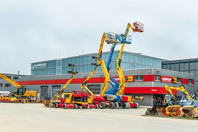 Vor der Mietstation in Garching: Der Cat Rental Store deckt mit Arbeitsbühnen, Scherenbühnen und Baumaschinen ein breites Spektrum ab. 2025 hielt die Geschäftseinheit Rental ihren Auftragseingang stabil und setzte Akzente bei nachhaltigen Lösungen, Baulogistik und Digitalisierung. Quelle: Zeppelin