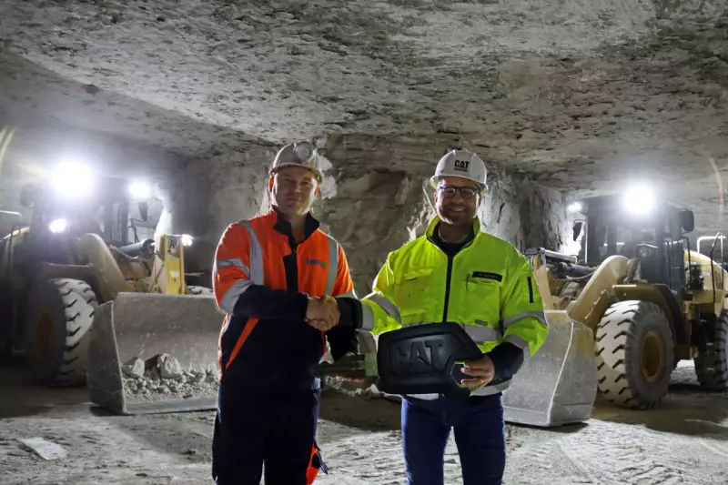 Sven Bauer (links), Produktionsleiter der Grube Hüttenheim bei Knauf, und Henning Jansen, Zeppelin Verkaufsleiter im Bereich Konzernkunden.
