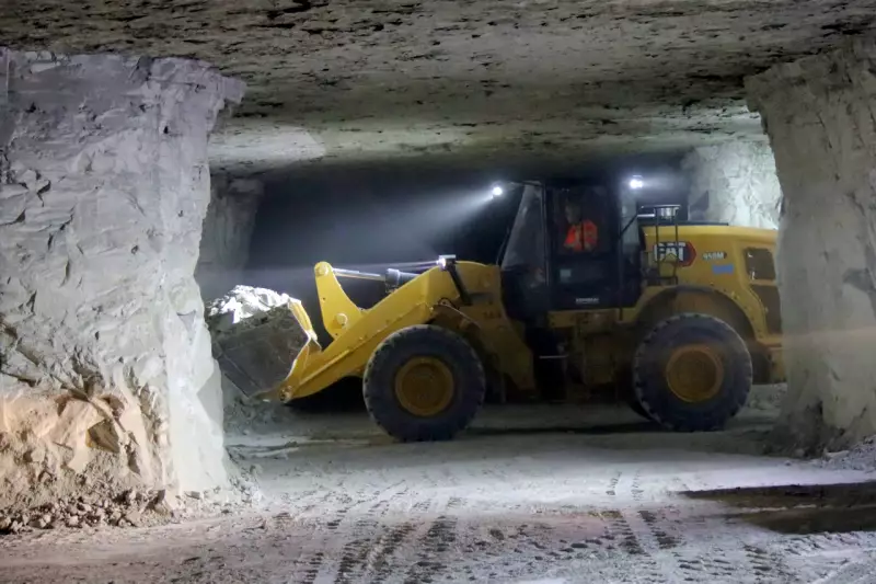 Ohne die Arbeitsscheinwerfer und Rückleuchten der Baumaschinen wäre hier alles dunkel. 