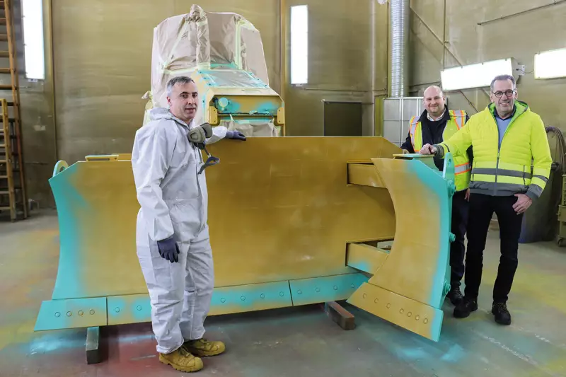 Alexander Schamber, Lackierer, Arne von Seelen, verantwortlicher Leiter für die Spezialisierungen, und Bernfried Bücking, Zeppelin Serviceleiter im Vertriebs- und Servicezentrum Bremen (von links).