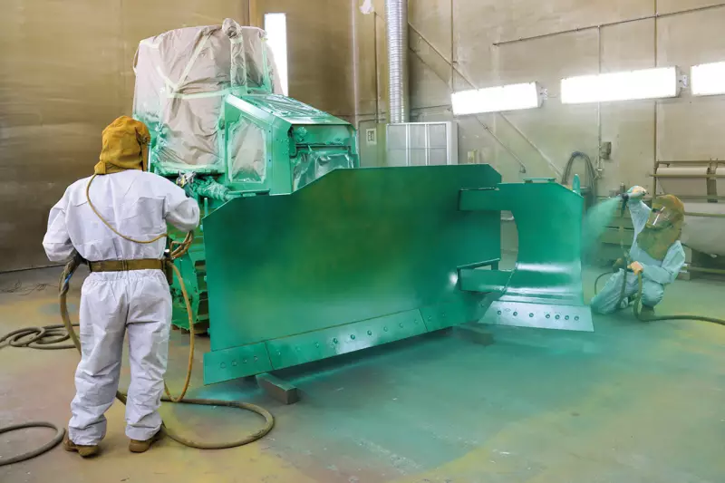 Rund 25 Liter Farbe sind beispielsweise nötig, um eine neue Cat Raupe D4 auf den gewünschten türkisgrünen Farbton umzulackieren.