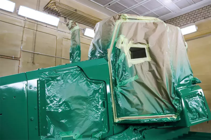 Zeitintensiv ist das Abkleben der Stellen und Kanten mit Folie und Kreppband, die nicht mit Lack in Berührung kommen dürfen.