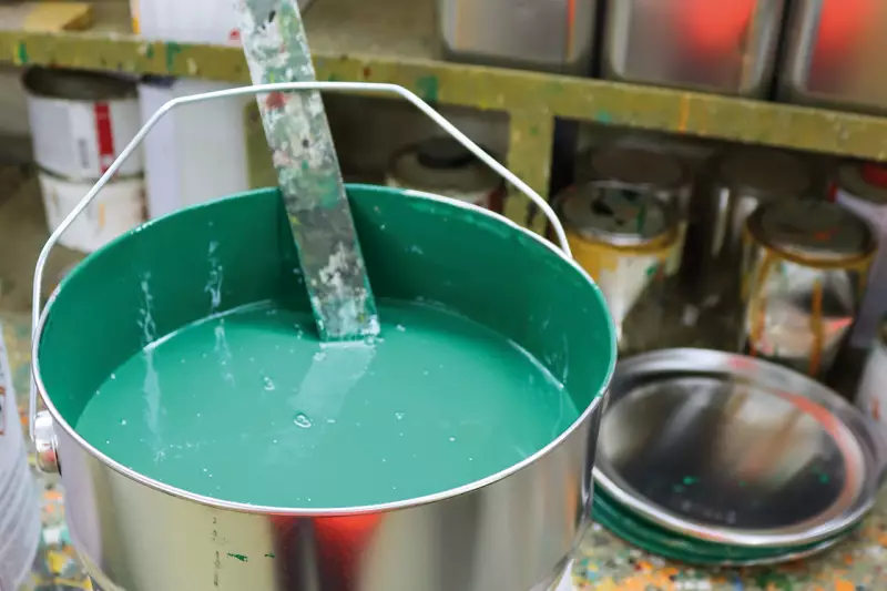 Zubehörteile werden separat aufgehängt und in einem Schritt gleich mitlackiert. Verwendet werden eine Kunstharzlackierung und Acrylfarben.