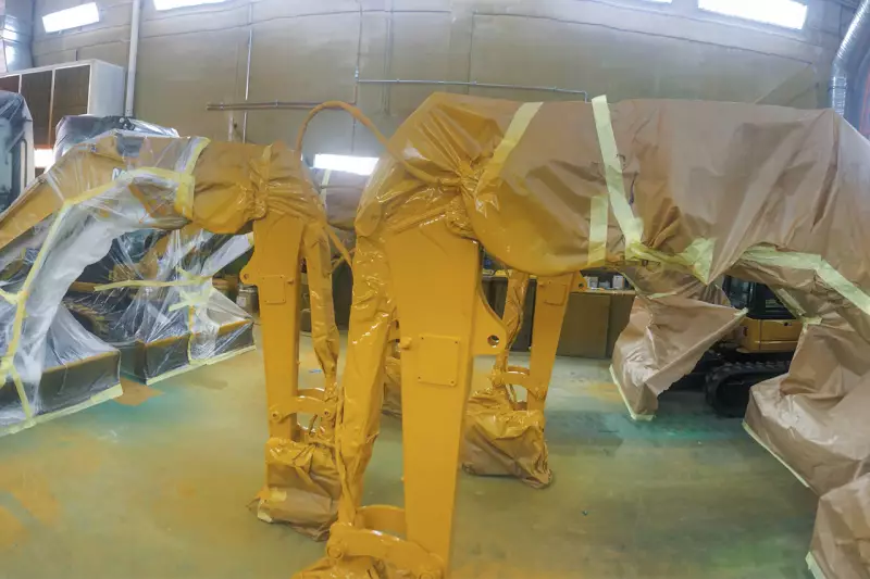 Mehrere Minibagger können gemeinsam lackiert werden.