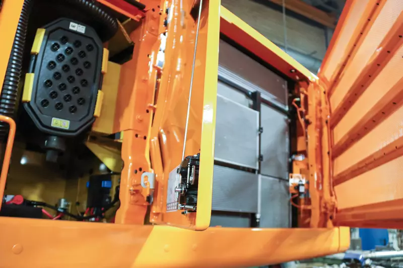 Mitlackiert werden auch Details, die von außen nicht zu sehen sind.