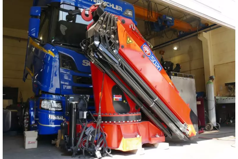Ein aktuelles Projekt ist die Aufrüstung dieses Scania mit einem HMF-Kran. Alle Umbauten erfolgen in engster Abstimmung mit dem Kunden.