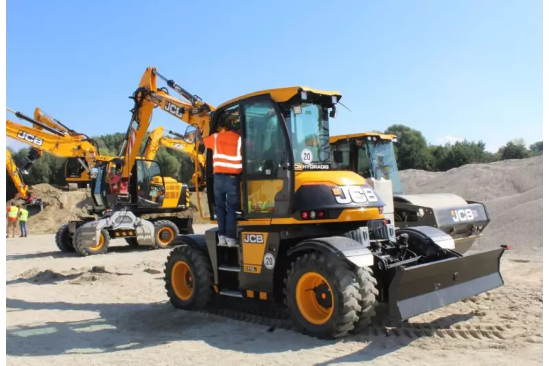 JCB unterstützte das Z&P Team auch mit eigenem Personal, welches die Besucher tatkräftig unterstützte.