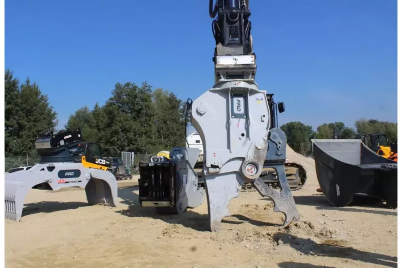 Bei Furukawa wurde demonstriert, wie einfach das Wechseln der Abbruchgeräte ist.