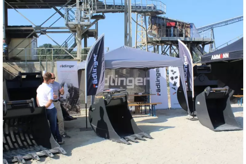 Das Chamener Unternehmen Rädlinger zeigte verschiedene Baggerlöffel und Schnellwechsler.