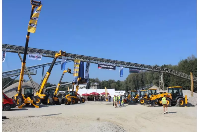 Über 30 Großmaschinen und eine beachtliche Anzahl an Anbaugeräten waren im Kieswerk ausgestellt.