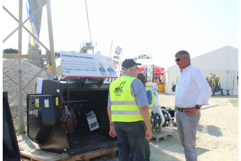 Uwe Basler vom Anbaufräsenhersteller Simex stand den Interessenten mit Rat und Tat zur Seite.