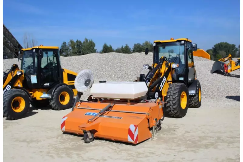 Auf den Kiestagen wurden ebenso Anbaugeräte für andere Anwendungen gezeigt, hier z. B. die bema Kehrmaschine dual 35.