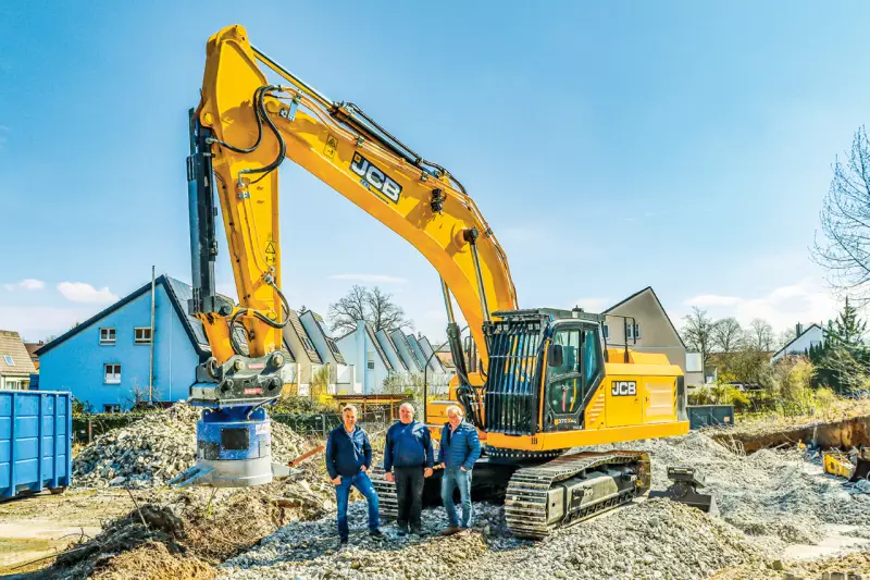 Der neue JCB 370X NLC HD im Einsatz auf einer Abbruchbaustelle in Rottenburg an der Laaber. Der 38-Tonner ersetzt bei Stadler einen bestehenden 37-Tonnen-Bagger und übernimmt schwere Aufgaben im Erdbau sowie im Abbruch.