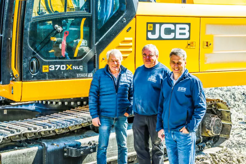 Bei der Übergabe des neuen JCB 370X NLC HD von links nach rechts: Heinz Ziemer als Geschäftsführer von Z&P Baumaschinen, Robert Stadler als Geschäftsführer von Stadler Erd- und Abbrucharbeiten sowie Stephan Ziemer als Geschäftsführer von Z&P Baumaschinen.