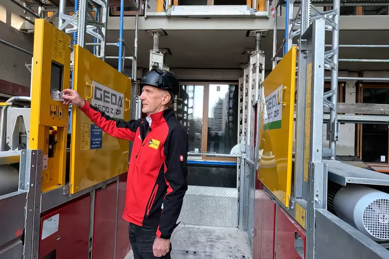 Für mehr Sicherheit, Transparenz und Effizienz sind neu zugeführte Personenbauaufzüge des Typs GEDA 1500 Z/ZP bei Zeppelin Rental ab sofort mit der IoT-Box Premium ausgestattet.
