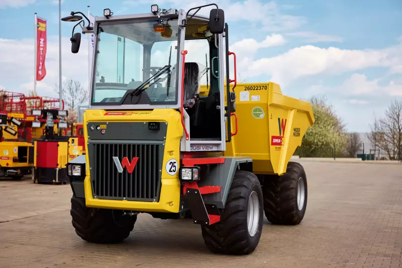 Der Raddumper DV125 aus dem Mietprogramm von Zeppelin Rental ermöglicht dank seines Drehsitzkonzepts eine optimale Übersicht
