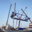 Perfektes Zusammenspiel der BKL Autokrane.
Die Kranfahrer von BKL arbeiteten in enger Abstimmung synchron zusammen und positionierten den 140 Tonnen schweren Hauptträger des Portalkrans sicher.
