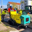 Mit einer minimalen Einbaubreite von 250 mm (mit Reduzierblechen) fühlt sich der Minifertiger Ammann AGB 1570 auch auf den schmalsten Gehwegen wohl.
