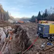Bei der zweiten Baustelle in Kroatien, im Januar 2025 in Bosiljevo, war der Fels noch härter als bei der ersten. Damit wurde für das Hammerbohrgerät auch mehr Druckluft benötigt - hier bereitgestellt von fünf Atlas-Copco-Drill-Air-Kompressoren. Die lieferten zusammen etwa 150 Kubikmeter Druckluft pro Minute. (Bild: Petzold)

