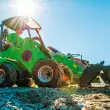 Das Avant-System aus Multifunktions-Kompaktladern und über 270 Anbaugeräten ersetzt viele Einzelmaschinen, da ein einzelner Lader für verschiedenste Aufgaben und auch für den Winterdienst umgerüstet werden kann.
