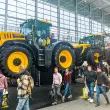 Die Agritechnica steht nicht nur für Landmaschinen. Unzählige Stände für Werkstattausrüstung, Mess- und Prüftechnik gibt es dort zu sehen, wie hier eine mobile Hebebühne. Ergänzt wird die Messe durch die Systems & Components, welche drei Messehallen einnimmt, und der internationalen Zulieferindustrie einen B2B-Marktplatz bietet. Quelle: Treffpunkt.Bau
