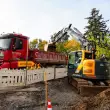 Hyundai HX145A CR von Bokmeier Bau auf einer Straßenbaustelle in Öhringen, hier muss sehr oft zwischen Schaufeln, Hammer und Anbauverdichter gewechselt werden.
