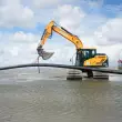 Im Wattenmeer vor Dagebüll setzt Christoffers aus Wiefelstede den Hyundai- Kettenbagger HX140A bei der Herstellung von 6 Horizontalbohrungen bis zu einer Länge von 960 m ein.
