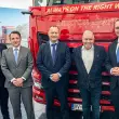 Von links nach rechts: Daniel J. Heller (Sales Manager von DAF Hungary Kft.), Dávid Kiss (European Sales Direktor von DAF Trucks), Ferenc Ujszászi (Geschaftsführer von DAF Hungary Kft.), Bálint Révész (Gründer und Inhaber der Révész Logisztikai Holding Zrt.) und Harald Seidel (Präsident von DAF Trucks).