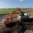 Mit seinem Smart Around View Monitor (SAVM)-Kamerasystem und Personenerkennungssystem,
DEVELON E-Stop und der Möglichkeit, virtuelle Wände zu ziehen, minimiert der DX300LC-9 Unfallgefahren auf Baustellen.