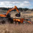 Eingespieltes Doppel: Der DX400HD aus der neuen 9er-Serie beim Beladen des knickgelenkten Dumpers DA30. Beide Maschinen beweisen sich auf dem Demo-Gelände der steinexpo.
