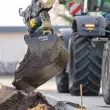 Der Rotatorlöffel von DMS hat sich bei Gaa Garten- und Landschaftsbau als unverzichtbares Anbaugerät etabliert, da er auf engen Baustellen präziseres und flexibleres Arbeiten ermöglicht, ohne den Bagger ständig neu positionieren zu müssen. Besonders die Kombination aus Dreh- und Neigefunktion spart Zeit, verbessert die Übersicht und erleichtert den Einsatz auf kompakten Baustellen erheblich.