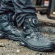 Der Sicherheitsstiefel „Antonio XXSG GTX Mid ESD S3S WR CI“ besteht aus dem extrem robusten Obermaterial „Extraguard“ von Gore-Tex, das 40 % leichter als Leder und trotzdem sehr widerstandsfähig ist. Quelle: Elten