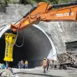 Beim Shimla Bypass Projekt in Indien kommt Epiroc Technik in geologisch anspruchsvollem Himalaya-Gelände zum Einsatz. Das rund 27,4 Kilometer lange Infrastrukturprojekt soll den Durchgangsverkehr aus Shimla herausführen, Staus reduzieren und die regionale Mobilität verbessern. In sensiblen Tunnelabschnitten stießen konventionelle Sprengverfahren an Grenzen, unter anderem wegen der Nähe zu bewohnten Bereichen sowie strenger Sicherheits- und Genehmigungsanforderungen. Epiroc empfahl nach einer technischen Analyse den Hydraulikhammer HB 3600 DP, um den Vortrieb auch bei eingeschränkten oder ausgesetzten Sprengarbeiten fortzuführen.
