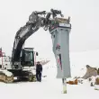 Die E. Rathei GmbH arbeitet im Jura-Kalkstein, einem zähen Material, das sich nicht in allen Bereichen allein mit dem Bagger lösen lässt. Deswegen und aufgrund positiver Erfahrungen aus der Vergangenheit mit weiteren Anbaugeräten des Herstellers setzt Rathei erneut auf einen Hydraulikhammer von FRD. Quelle: Treffpunkt.Bau