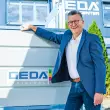 Tradition trägt, Innovation treibt – aber der Mensch entscheidet. Johann Sailer, geschäftsführender Gesellschafter von Geda, bringt seine Sicht im Treffpunkt.Bau-Interview auf den Punkt:.