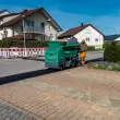 Pilotbaustelle in Rangendingen: Bei einer Maßnahme zur Netzverstärkung setzte das ausführende Bauunternehmen einen batterieelektrischen Vögele Fertiger und eine E-Walze von Hamm ein.
