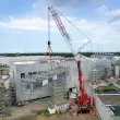 Der LTM 1650-8.1 musste direkt am angrenzenden Gebäudeteil aufgebaut werden, um die 87 Tonnen schwere Rohrleitungsbrücke auf ihre Stahlbetonpfeiler zu heben. Der Ballastradius war beim Schwenken aufgrund der nahen Wand auf 6,40 Meter gestellt und konnte...
