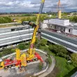 Neue Schulräume für eine Kinderklinik: Der LTM 1650-8.1 setzt in vier Tagen ein komplettes Stockwerk auf das bestehende Gebäude.
