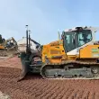 Die Planierraupe PR 716 stellt präzise Planierarbeiten und effiziente Geländevorbereitung sicher.